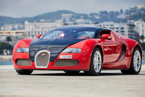 Этот красный Bugatti Veyron на самом деле синий