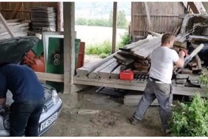 Жестокий розыгрыш друга с помощью бензопилы 