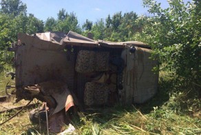 На Кубани пассажирский поезд уничтожил УАЗик