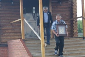 Советский биатлонист Александр Тихонов забрал икону, которую сам же подарил церкви