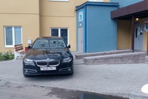 В Минске жители заблокировали BMW, заехавший на тротуар к подъезду