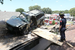 Внедорожник приземлился на крышу жилого дома