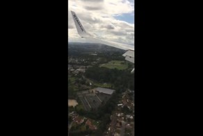 Пугающая посадка самолета Boeing 737-800 в Англии