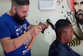 Бразильский парикмахер стрижёт своих клиентов с помощью топора и молотка