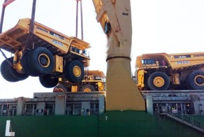 Транспортировка огромных карьерных самосвалов Komatsu