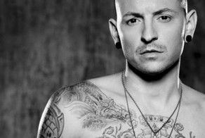 В память о вокалисте группы "Linkin Park" Честере Беннингтоне