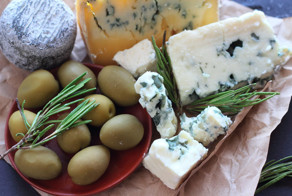 В этих сырых пещерах делают продукт, который едят миллионы людей