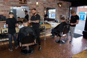 Владельцы барбершопа застелили пол деньгами