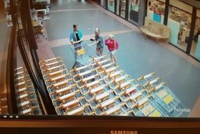 Девочки решили поиграть с магазинной тележкой, но не подумали о последствиях