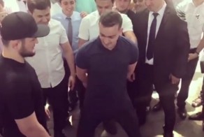 Боец UFC Хабиб Нурмагомедов проверил пресс фаната на прочность