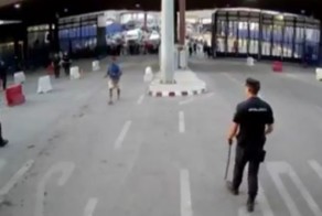 Испанский полицейский эффектно обезвредил вооруженного ножом фанатика