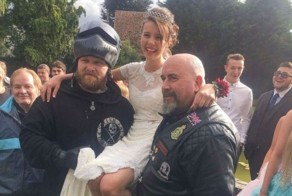 Британка отметила выпускной в компании байкеров и незнакомых ей людей