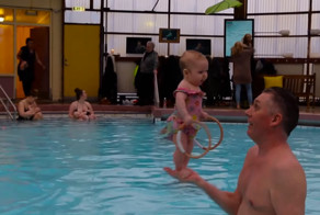 Снорри Магнуссон — исландский «заклинатель младенцев», у которого 3-месячные дети уже стоят на ногах