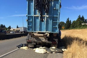 Поднявшееся из-за жары тесто начало вываливаться на дорогу