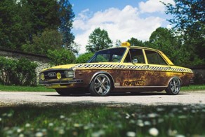 Классический Audi 100 в стиле состаренного такси