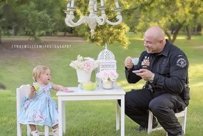 На день рождения годовалой крохи позвали помощника шерифа