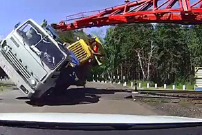 Нетерпеливый камазист завалился на бок