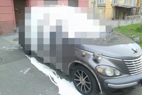В СПб вандалы облили автомобиль белой краской
