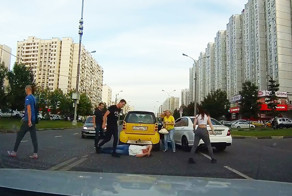 Слабенький водитель Смарта начал драку и отключился