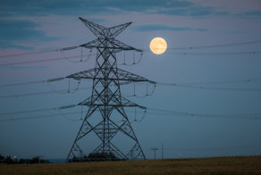 Луна и линии электропередач