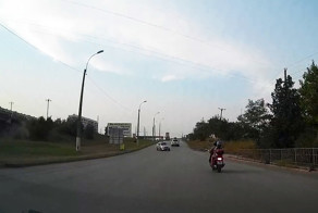 В шортах и футболке на скутере
