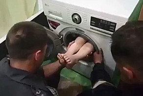 Мальчик застрял в стиральной машине