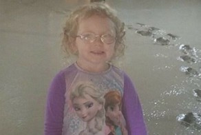 Девочка в поисках родителей прошлась по влажному бетону
