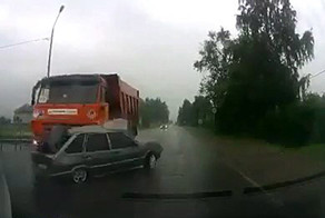 Авария дня. Не заметил КамАЗ
