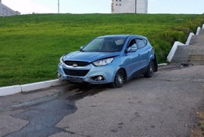 В Чебоксарах водитель съехал по лестнице к заливу
