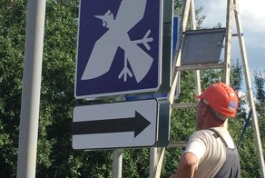 Необычные дорожные знаки, которые призывают к действию, но непонятно к какому