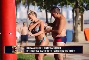 Розыгрыш мужчин в душе на пляже