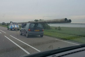 Пьяный голландец пытался увезти два фонарных столба на крыше легковушки
