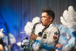 Пермский музыкант играет на уникальном светящемся прозрачном саксофоне