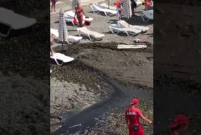 В Сочи на пляже забил гейзер из канализации