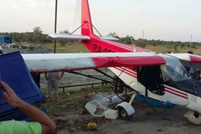 В Чечне самолет врезался в автомобиль