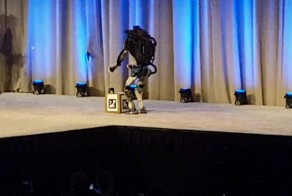 Робот Boston Dynamics упал со сцены во время презентации