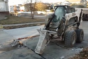 Умелый оператор мини-погрузчика BobCat