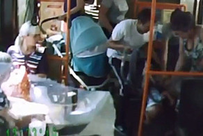 В Красноярске в автобусе упала коляска с ребенком