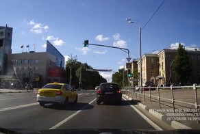 Авария дня. В Мытищах после столкновения машину откинуло на толпу пешеходов