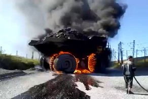 В Казахстане загорелся карьерный самосвал БелАЗ