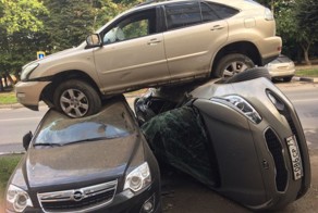 В Туле Лексус приземлился на два припаркованных автомобиля