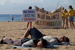 Жители Барселоны протестуют против засилья туристов