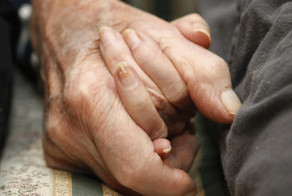 В Голландии прожившие 65 лет вместе супруги умерли в один день, держась за руки