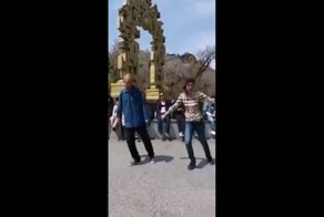 Вот так китайские дедушки проводят время со своими внуками!