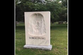 На американском кладбище есть памятник, который "следит" за посетителями