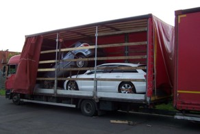 В Польше перевозчик легковых автомобилей проявил смекалку