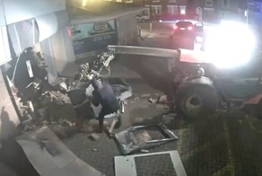 Воры использовали экскаватор чтобы украсть банкомат из супермаркета