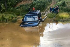 Land Rover Discovery вдоволь набрал воды