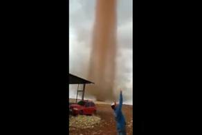 Бразильские фермеры сняли на видео разбушевавшийся торнадо