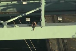 Угнал внедорожник из салона, ворвался в порт, забрался на кран и спрыгнул